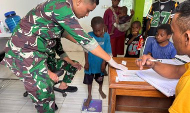 Satgas Yonif 121/MK Bawa Harapan Baru Lewat Layanan Kesehatan di Perbatasan Papua